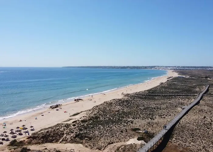 Charming Beachside Apartment- The Perfect Getaway! Αλμπουφέιρα
